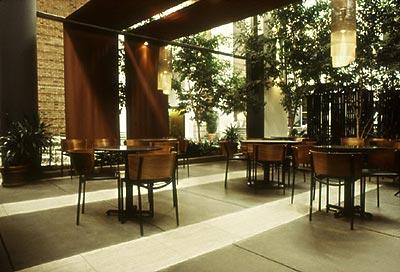 果然,2003年,卢布松在巴黎新开了一家餐厅.