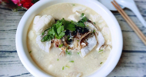家常菜：鱼头豆腐汤的做法