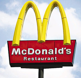 大多数麦当劳快餐厅都提供柜台式和得来速式