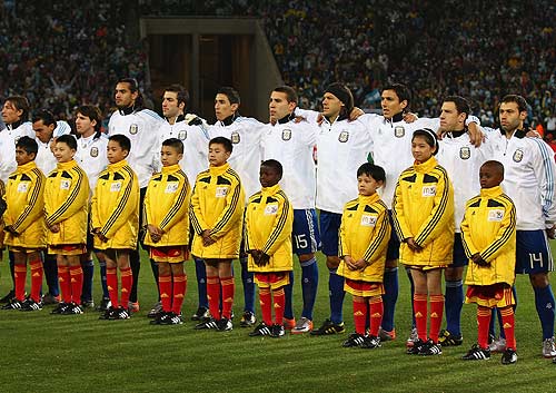 圆梦世界杯 中国球童与阿根廷著名球员牵手入